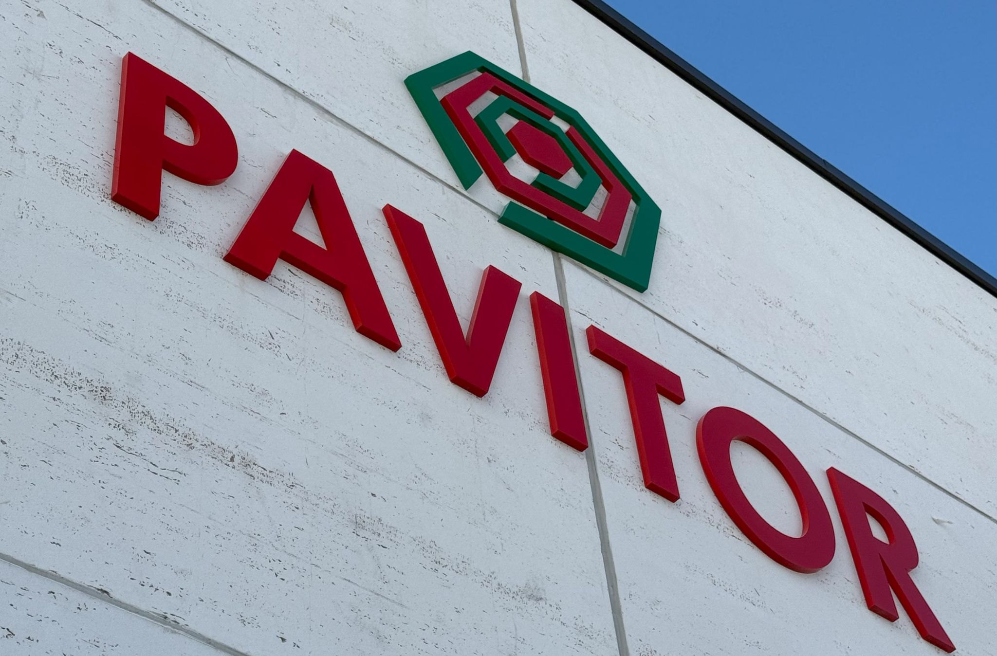 Fachada con el logo de Pavitor